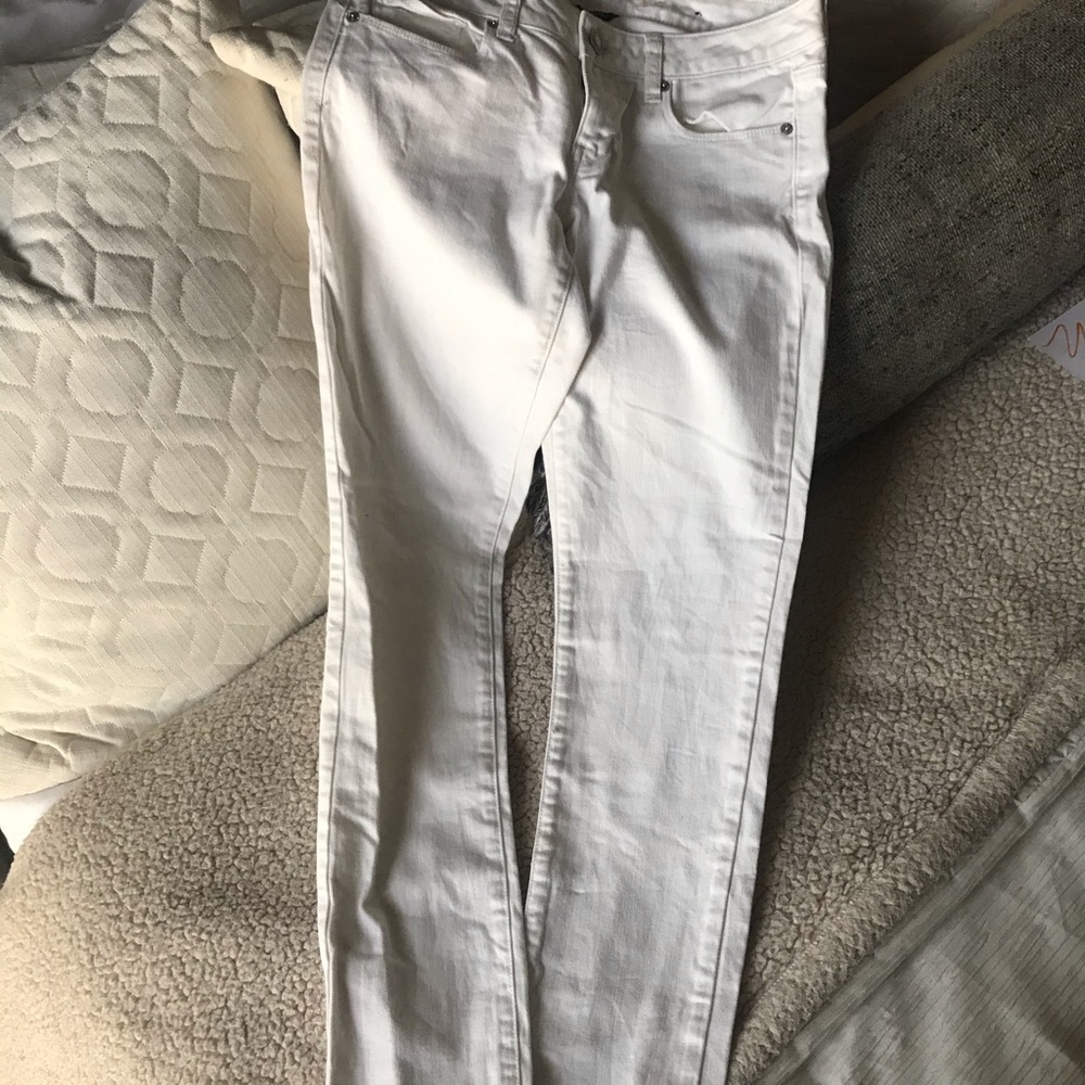 White skinny jeans